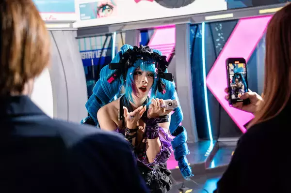 「【コスプレ】日中美女レイヤーと距離が近すぎてドキドキが止まらない！バイク×美女で話題の『チェイシング・カレイドライダー』レポ【写真41枚】」の画像