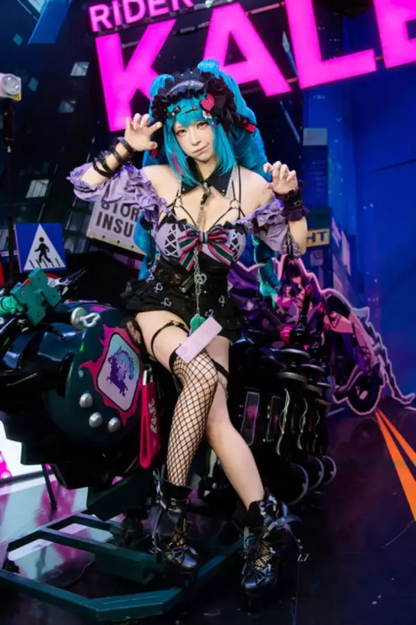 「【コスプレ】日中美女レイヤーと距離が近すぎてドキドキが止まらない！バイク×美女で話題の『チェイシング・カレイドライダー』レポ【写真41枚】」の画像