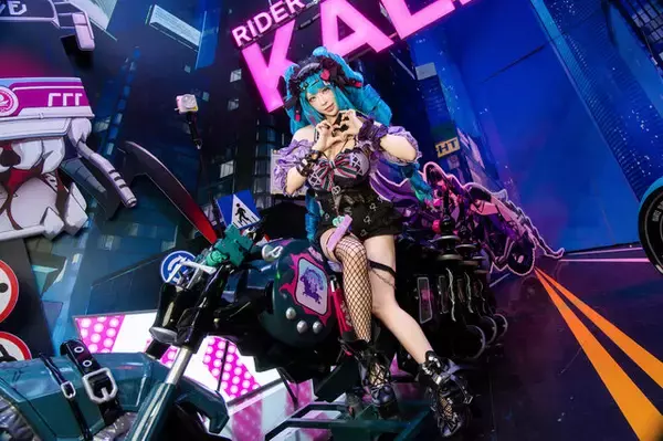「【コスプレ】日中美女レイヤーと距離が近すぎてドキドキが止まらない！バイク×美女で話題の『チェイシング・カレイドライダー』レポ【写真41枚】」の画像
