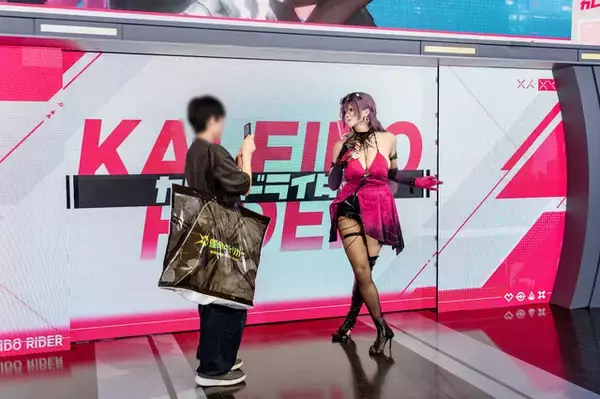 「【コスプレ】日中美女レイヤーと距離が近すぎてドキドキが止まらない！バイク×美女で話題の『チェイシング・カレイドライダー』レポ【写真41枚】」の画像