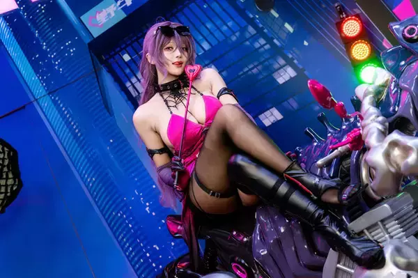 「【コスプレ】日中美女レイヤーと距離が近すぎてドキドキが止まらない！バイク×美女で話題の『チェイシング・カレイドライダー』レポ【写真41枚】」の画像