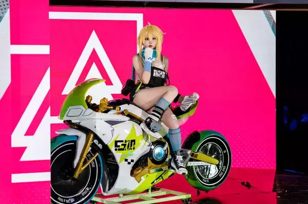 「【コスプレ】日中美女レイヤーと距離が近すぎてドキドキが止まらない！バイク×美女で話題の『チェイシング・カレイドライダー』レポ【写真41枚】」の画像
