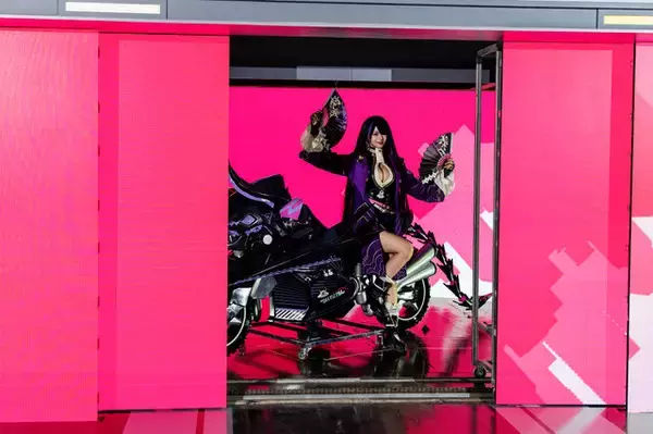 「【コスプレ】日中美女レイヤーと距離が近すぎてドキドキが止まらない！バイク×美女で話題の『チェイシング・カレイドライダー』レポ【写真41枚】」の画像