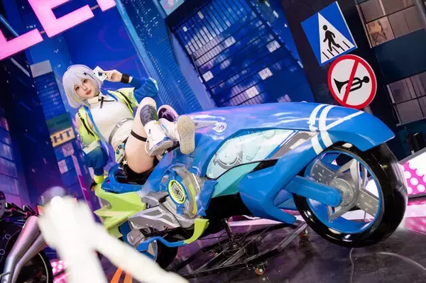 「【コスプレ】日中美女レイヤーと距離が近すぎてドキドキが止まらない！バイク×美女で話題の『チェイシング・カレイドライダー』レポ【写真41枚】」の画像