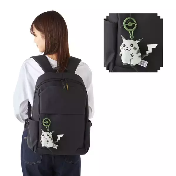 「『ポケモン』“初代ピカチュウ”をイメージしたぬいぐるみ、マスコットが2月28日発売！GB画面を思わせるモノトーンカラーや、ドット風デザインが素敵」の画像