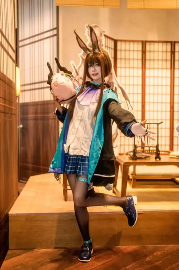 「【コスプレ】柔らかい微笑みと美スタイルが本物すぎ！台湾美女が魅せる『アークナイツ』アーミヤに癒やされる【台北ゲームショウ2026】」の画像