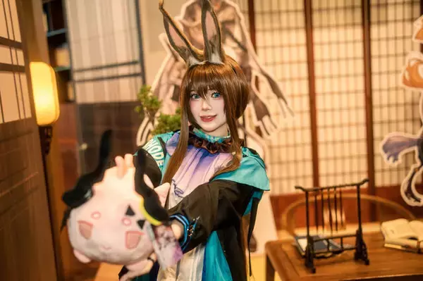 「【コスプレ】柔らかい微笑みと美スタイルが本物すぎ！台湾美女が魅せる『アークナイツ』アーミヤに癒やされる【台北ゲームショウ2026】」の画像