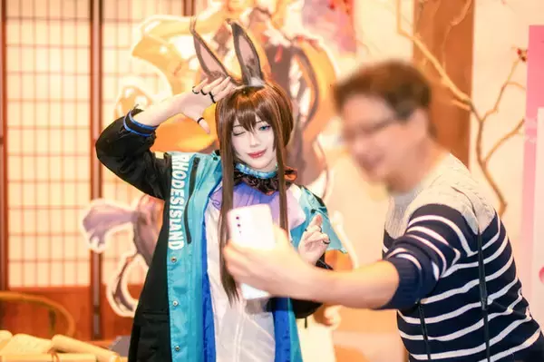 「【コスプレ】柔らかい微笑みと美スタイルが本物すぎ！台湾美女が魅せる『アークナイツ』アーミヤに癒やされる【台北ゲームショウ2026】」の画像