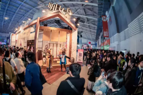 「【コスプレ】柔らかい微笑みと美スタイルが本物すぎ！台湾美女が魅せる『アークナイツ』アーミヤに癒やされる【台北ゲームショウ2026】」の画像