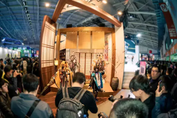 「【コスプレ】柔らかい微笑みと美スタイルが本物すぎ！台湾美女が魅せる『アークナイツ』アーミヤに癒やされる【台北ゲームショウ2026】」の画像