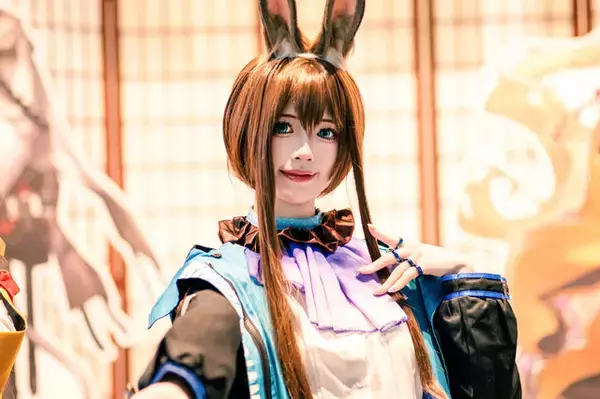 「【コスプレ】柔らかい微笑みと美スタイルが本物すぎ！台湾美女が魅せる『アークナイツ』アーミヤに癒やされる【台北ゲームショウ2026】」の画像
