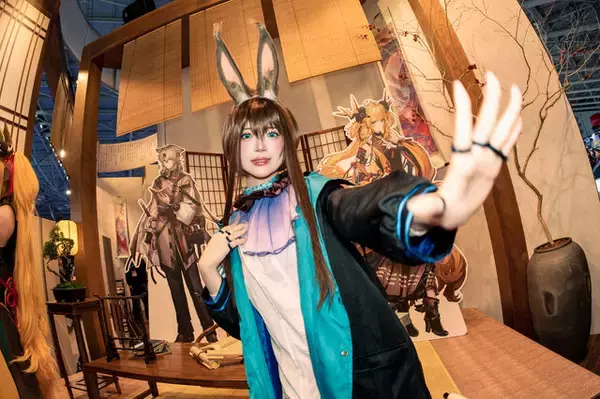 「【コスプレ】柔らかい微笑みと美スタイルが本物すぎ！台湾美女が魅せる『アークナイツ』アーミヤに癒やされる【台北ゲームショウ2026】」の画像