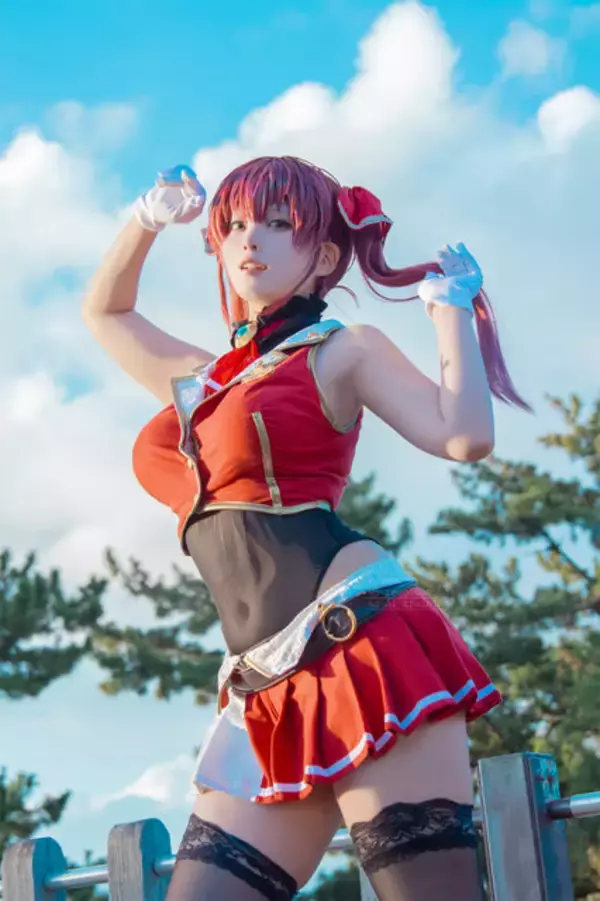 「【コスプレ】今日は「ミニスカートの日」！マリン船長やセーラー戦士など、美脚際立つミニスカを着こなす美女レイヤー7選【写真37枚】」の画像
