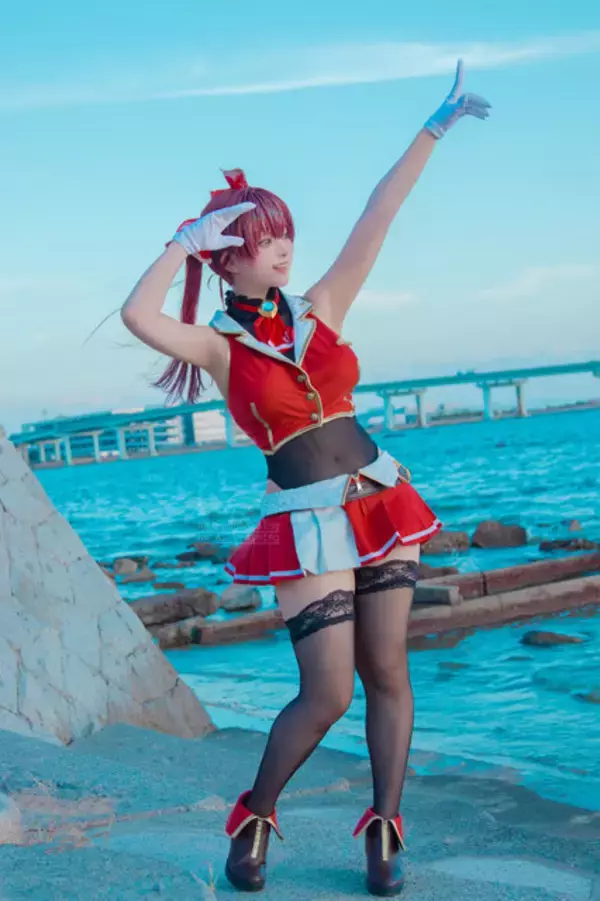 「【コスプレ】今日は「ミニスカートの日」！マリン船長やセーラー戦士など、美脚際立つミニスカを着こなす美女レイヤー7選【写真37枚】」の画像