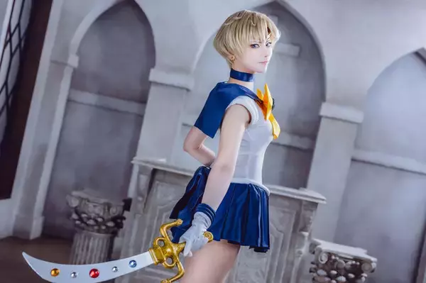 「【コスプレ】今日は「ミニスカートの日」！マリン船長やセーラー戦士など、美脚際立つミニスカを着こなす美女レイヤー7選【写真37枚】」の画像