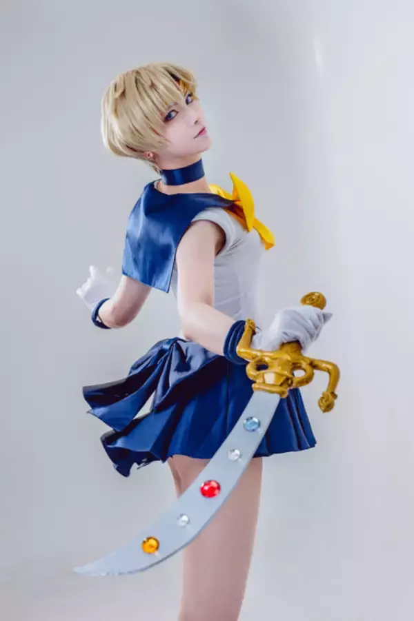 「【コスプレ】今日は「ミニスカートの日」！マリン船長やセーラー戦士など、美脚際立つミニスカを着こなす美女レイヤー7選【写真37枚】」の画像