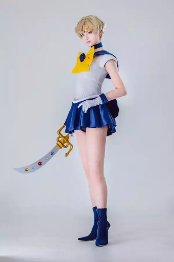 「【コスプレ】今日は「ミニスカートの日」！マリン船長やセーラー戦士など、美脚際立つミニスカを着こなす美女レイヤー7選【写真37枚】」の画像