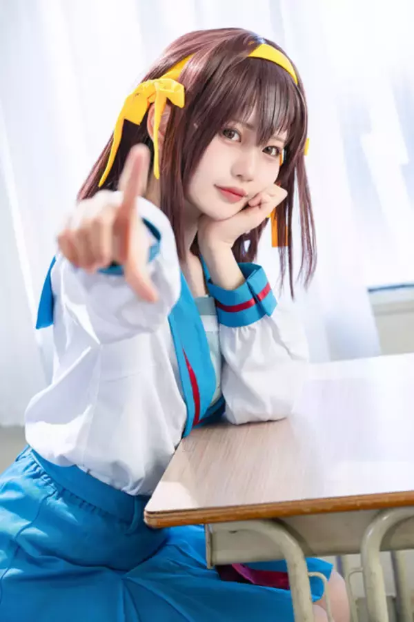 「【コスプレ】今日は「ミニスカートの日」！マリン船長やセーラー戦士など、美脚際立つミニスカを着こなす美女レイヤー7選【写真37枚】」の画像