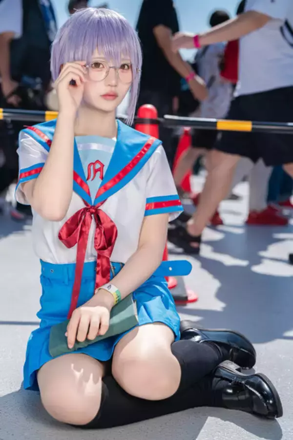 「【コスプレ】今日は「ミニスカートの日」！マリン船長やセーラー戦士など、美脚際立つミニスカを着こなす美女レイヤー7選【写真37枚】」の画像