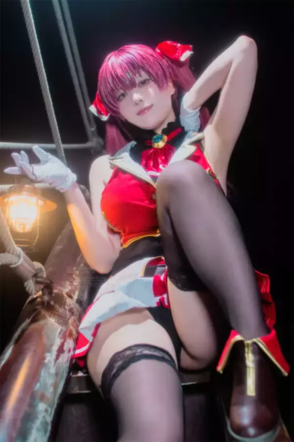 「【コスプレ】今日は「ミニスカートの日」！マリン船長やセーラー戦士など、美脚際立つミニスカを着こなす美女レイヤー7選【写真37枚】」の画像