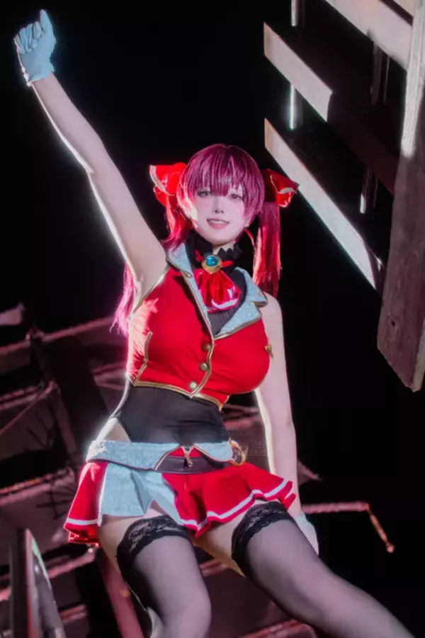 「【コスプレ】今日は「ミニスカートの日」！マリン船長やセーラー戦士など、美脚際立つミニスカを着こなす美女レイヤー7選【写真37枚】」の画像