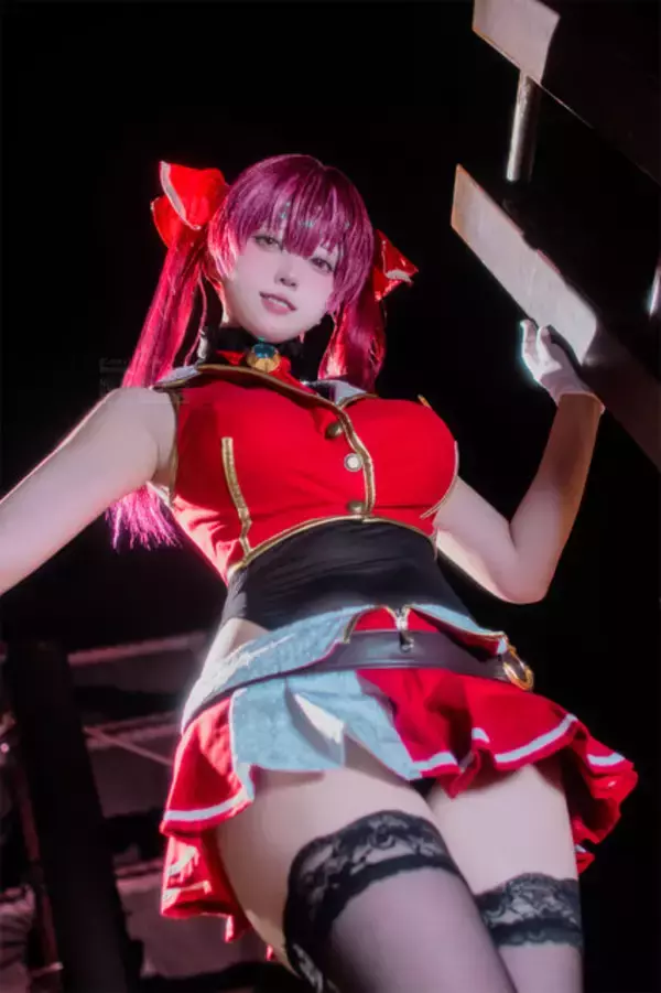 「【コスプレ】今日は「ミニスカートの日」！マリン船長やセーラー戦士など、美脚際立つミニスカを着こなす美女レイヤー7選【写真37枚】」の画像