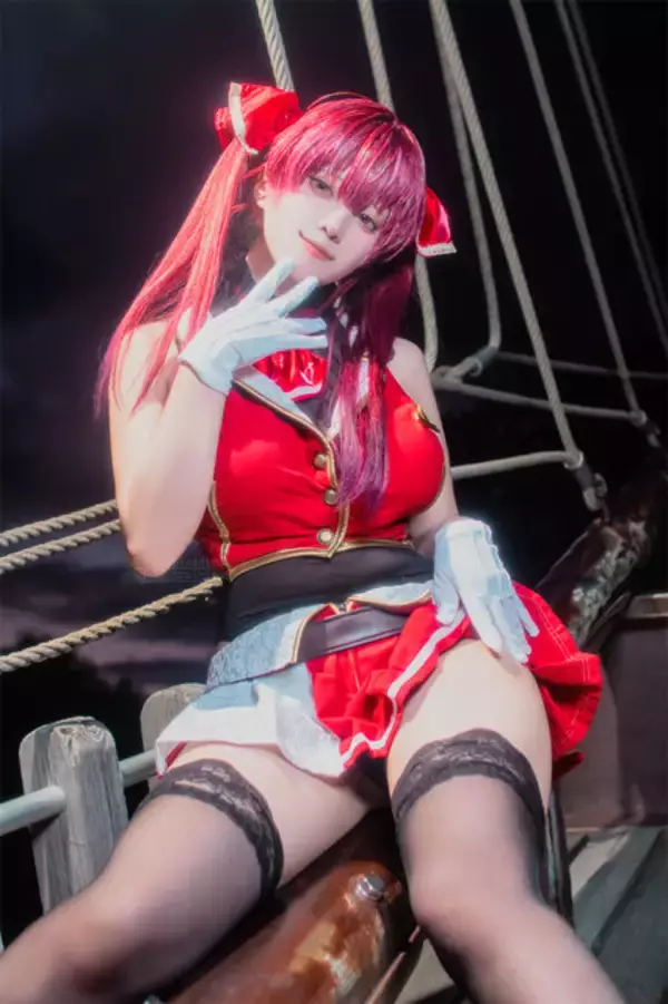 「【コスプレ】今日は「ミニスカートの日」！マリン船長やセーラー戦士など、美脚際立つミニスカを着こなす美女レイヤー7選【写真37枚】」の画像