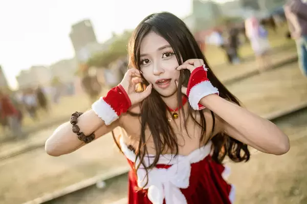 「【コスプレ】褐色肌×ミニスカサンタが夕日に映える！美脚が眩しい台湾美女の妖艶な仕草にドキドキが止まらない【写真9枚】」の画像