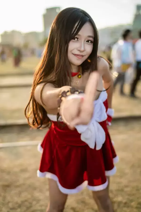 「【コスプレ】褐色肌×ミニスカサンタが夕日に映える！美脚が眩しい台湾美女の妖艶な仕草にドキドキが止まらない【写真9枚】」の画像