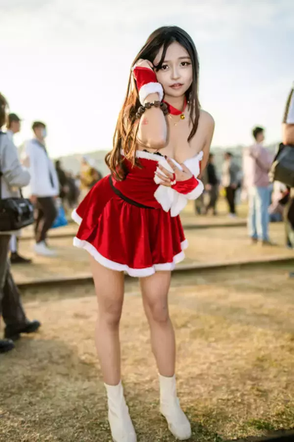 「【コスプレ】褐色肌×ミニスカサンタが夕日に映える！美脚が眩しい台湾美女の妖艶な仕草にドキドキが止まらない【写真9枚】」の画像