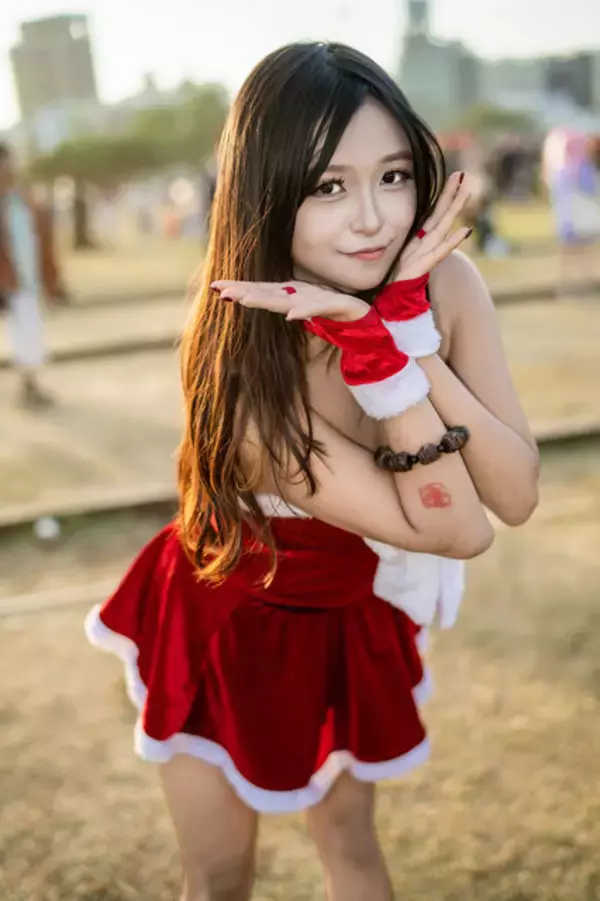 「【コスプレ】褐色肌×ミニスカサンタが夕日に映える！美脚が眩しい台湾美女の妖艶な仕草にドキドキが止まらない【写真9枚】」の画像