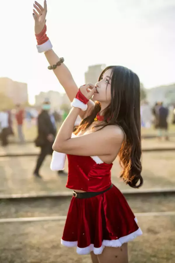 「【コスプレ】褐色肌×ミニスカサンタが夕日に映える！美脚が眩しい台湾美女の妖艶な仕草にドキドキが止まらない【写真9枚】」の画像