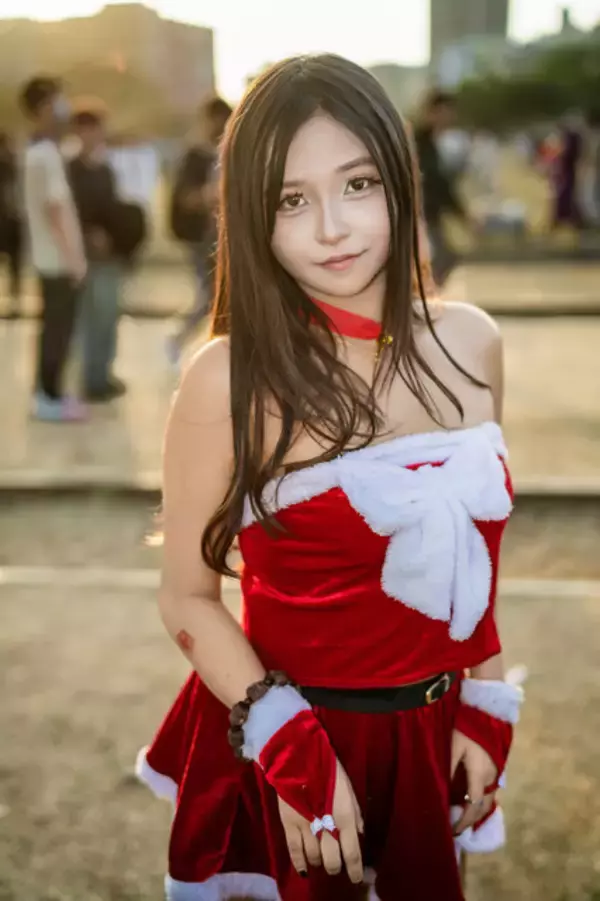 「【コスプレ】褐色肌×ミニスカサンタが夕日に映える！美脚が眩しい台湾美女の妖艶な仕草にドキドキが止まらない【写真9枚】」の画像