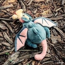 『モンハンワイルズ』ゲリョスがぬいぐるみポーチに！“死んだふり”をコミカルに再現