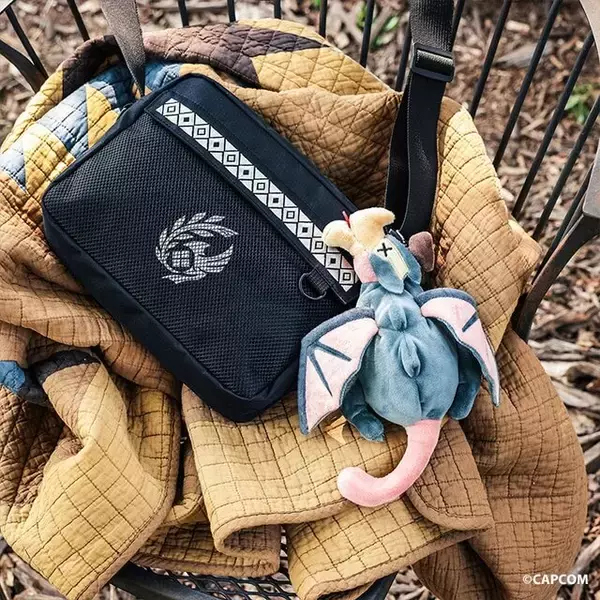 「『モンハンワイルズ』ゲリョスがぬいぐるみポーチに！“死んだふり”をコミカルに再現」の画像