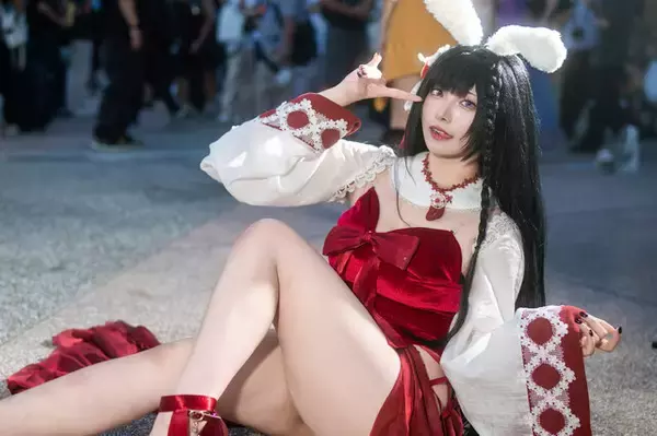 「【コスプレ】絶妙なチラ見せポージングが天才的！香港アイドルの『アズレン』大山が美脚と舌ペロッで誘惑する【写真8枚】」の画像