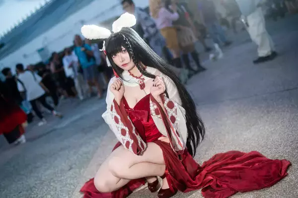 「【コスプレ】絶妙なチラ見せポージングが天才的！香港アイドルの『アズレン』大山が美脚と舌ペロッで誘惑する【写真8枚】」の画像