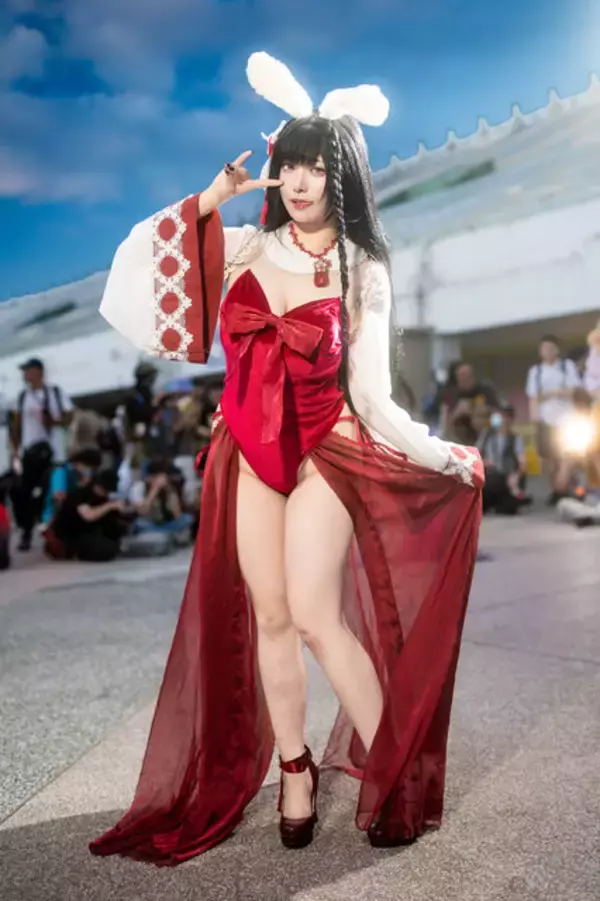 「【コスプレ】絶妙なチラ見せポージングが天才的！香港アイドルの『アズレン』大山が美脚と舌ペロッで誘惑する【写真8枚】」の画像