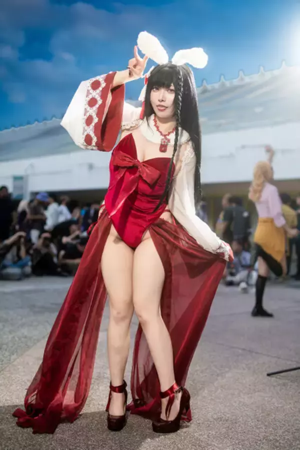 「【コスプレ】絶妙なチラ見せポージングが天才的！香港アイドルの『アズレン』大山が美脚と舌ペロッで誘惑する【写真8枚】」の画像