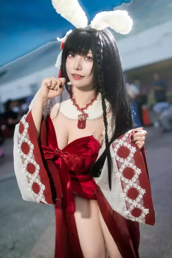 「【コスプレ】絶妙なチラ見せポージングが天才的！香港アイドルの『アズレン』大山が美脚と舌ペロッで誘惑する【写真8枚】」の画像