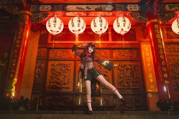 「美女レイヤーと巡る、台湾ロケ地！スリットから覗く美脚が眩しいチャイナドレス&幻想的で優雅な『原神』胡桃から目が離せない【写真15枚】」の画像