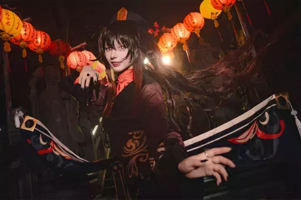 「美女レイヤーと巡る、台湾ロケ地！スリットから覗く美脚が眩しいチャイナドレス&幻想的で優雅な『原神』胡桃から目が離せない【写真15枚】」の画像