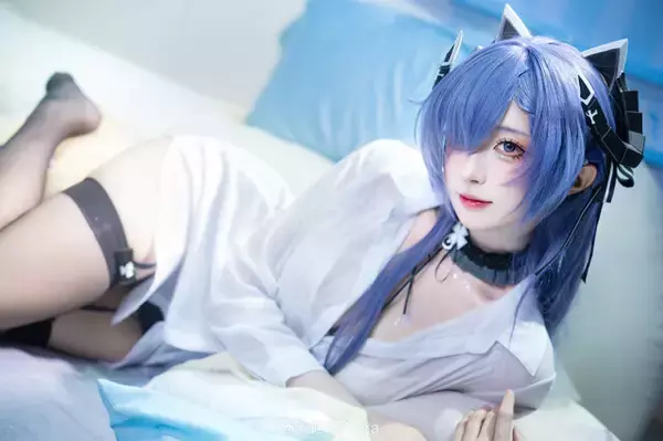 「【タイツの日】絶妙な透け感と艶やかなシルエットで美脚を引き立たせる！組長からバニーガールまで魅惑の美女コスプレイヤーまとめ【写真49枚】」の画像