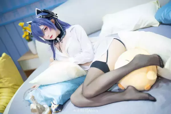 「【タイツの日】絶妙な透け感と艶やかなシルエットで美脚を引き立たせる！組長からバニーガールまで魅惑の美女コスプレイヤーまとめ【写真49枚】」の画像