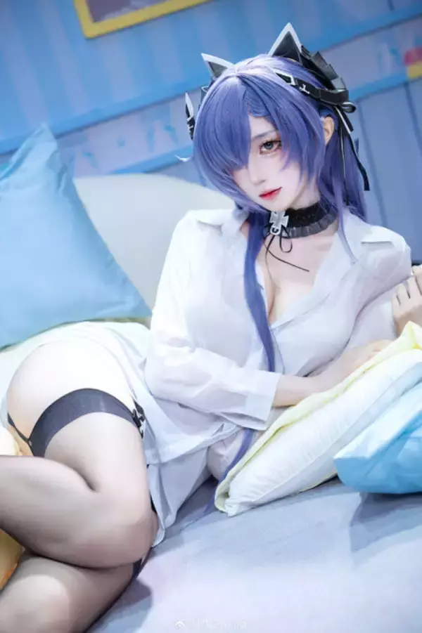 「【タイツの日】絶妙な透け感と艶やかなシルエットで美脚を引き立たせる！組長からバニーガールまで魅惑の美女コスプレイヤーまとめ【写真49枚】」の画像