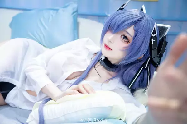 「【タイツの日】絶妙な透け感と艶やかなシルエットで美脚を引き立たせる！組長からバニーガールまで魅惑の美女コスプレイヤーまとめ【写真49枚】」の画像