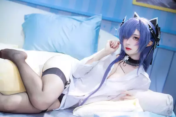 「【タイツの日】絶妙な透け感と艶やかなシルエットで美脚を引き立たせる！組長からバニーガールまで魅惑の美女コスプレイヤーまとめ【写真49枚】」の画像