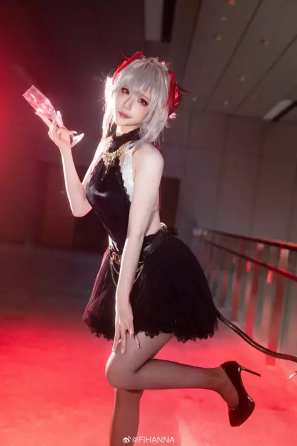 「【タイツの日】絶妙な透け感と艶やかなシルエットで美脚を引き立たせる！組長からバニーガールまで魅惑の美女コスプレイヤーまとめ【写真49枚】」の画像