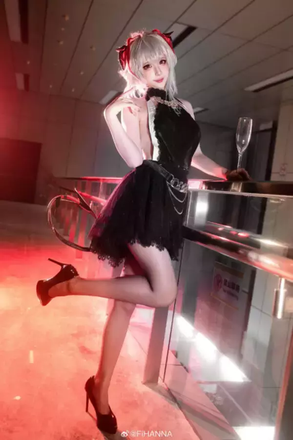 「【タイツの日】絶妙な透け感と艶やかなシルエットで美脚を引き立たせる！組長からバニーガールまで魅惑の美女コスプレイヤーまとめ【写真49枚】」の画像