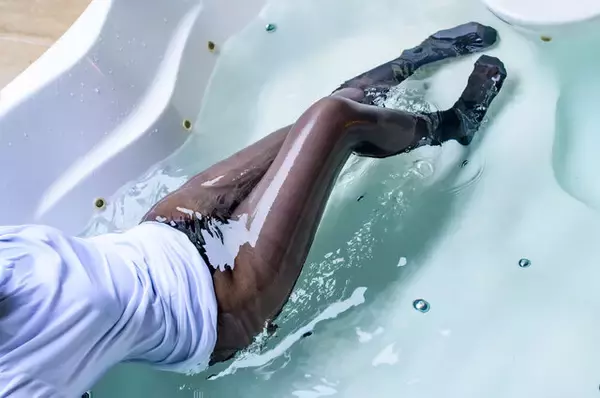 「【タイツの日】絶妙な透け感と艶やかなシルエットで美脚を引き立たせる！組長からバニーガールまで魅惑の美女コスプレイヤーまとめ【写真49枚】」の画像